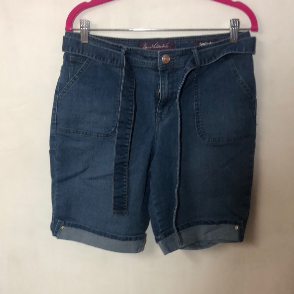 Gloria Vanderbilt Bermuda shorts with self belt